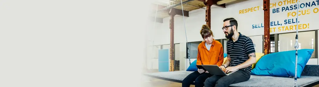 Finanzberatung für Existenzgründer und Startups | MLP Firmenkunden | Zwei Unternehmensgründer sitzen zusammen am Laptop